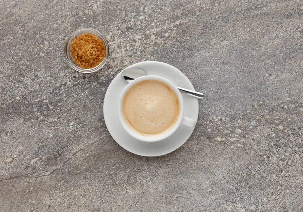 Una Taza Capuchino Una Encimera Piedra Con Azúcar Recipiente Vidrio — Foto de Stock