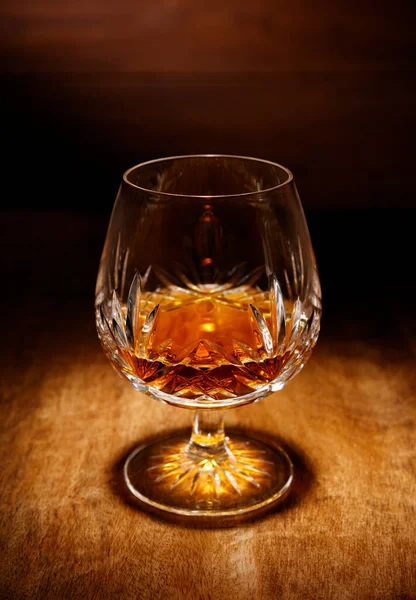Holofote Único Copo Cristal Brandy Escocês Filmado Tampo Mesa Madeira — Fotografia de Stock