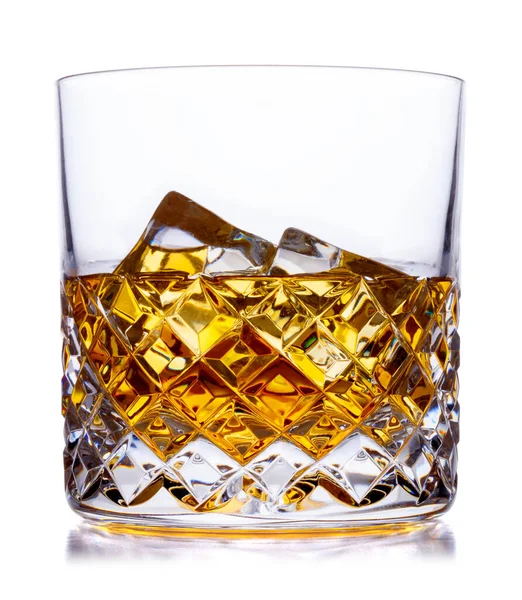Ein Kristallglas Mit Scotch Whisky Und Eis Aufgenommen Auf Weiß — Stockfoto