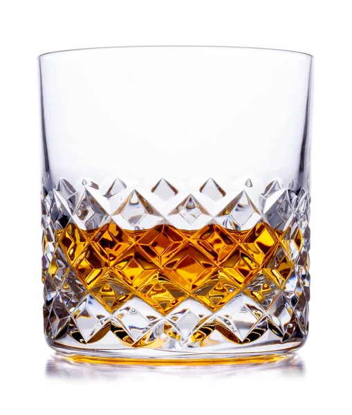 Een Kristalglas Met Whisky Shot Wit Met Een Slagschaduw — Stockfoto