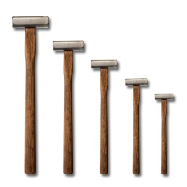 Beyaz bir arka planda, metin için yeri olan hassas marangoz çekiçlerinden oluşan bir seçim.