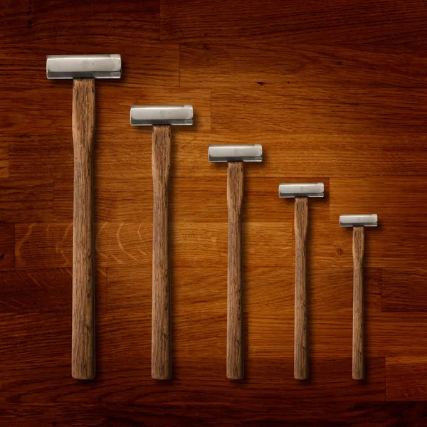 Uma Seleção Martelos Carpintaria Precisão Uma Placa Madeira Com Espaço — Fotografia de Stock