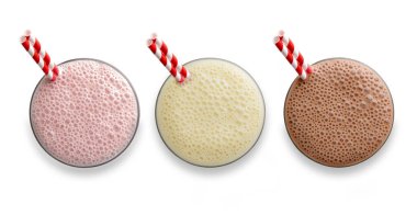 Çilek, vanilyalı ve çikolatalı milkshake için plan görünümü, beyaz, yukarıdan çekilmiş