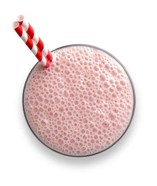 Bir bardak köpüklü köpüklü ve kamışlı çilekli milkshake.