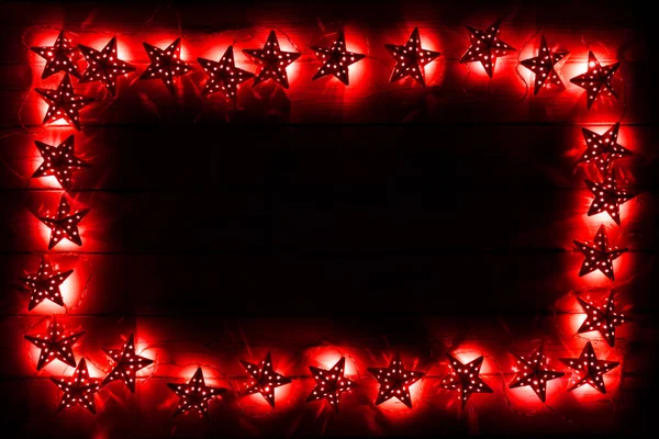 Uma Borda Luzes Natal Estrela Vermelha Fundo Madeira Escura Com — Fotografia de Stock