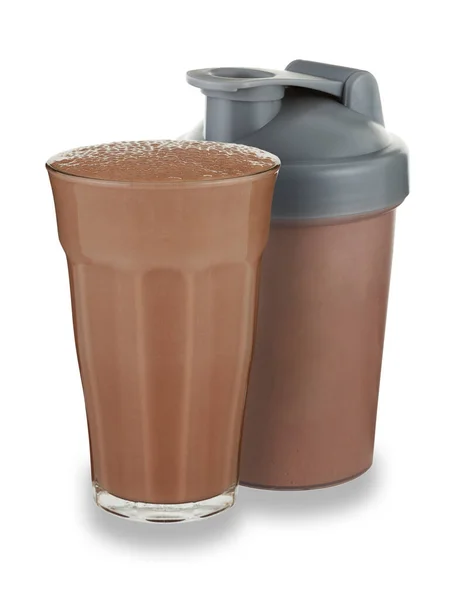 Beyaz arka planda bir bardak çikolatalı milkshake ve titretici.