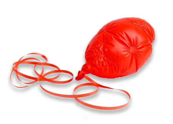 Beyaz arka planda sönmüş kırmızı bir balon ve bir damla gölgesi olan kurdele resmi.