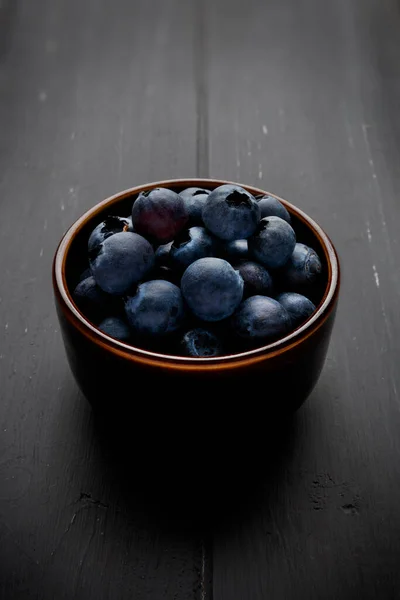 蓝莓碗和深灰色木制背景的45度角度视图 — 图库照片
