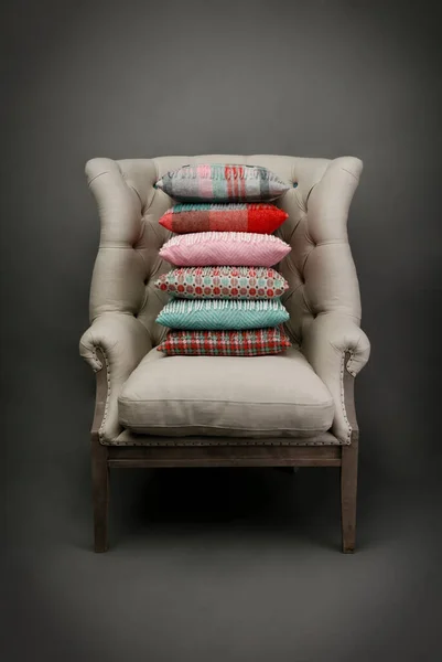 扶手椅和灰色背景的彩色靠垫 — 图库照片
