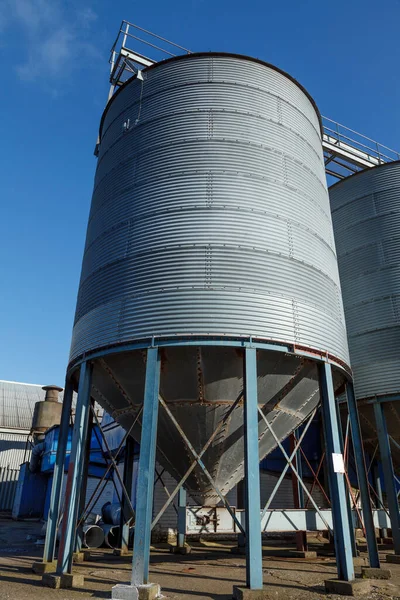 Een Individuele Graansilo Een Industrieel Landschap Met Een Prachtige Blauwe — Stockfoto