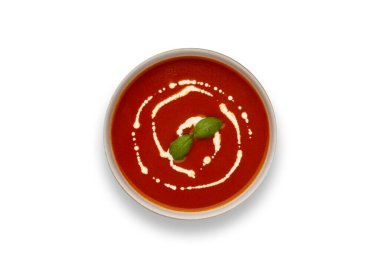 Bir kase leziz domates çorbasının izole edilmiş görüntüsü, üzerine bir tutam krema ve bir tutam fesleğen serpiştirilmiş, kırsal bir kasede, bir damla gölgesi olan..