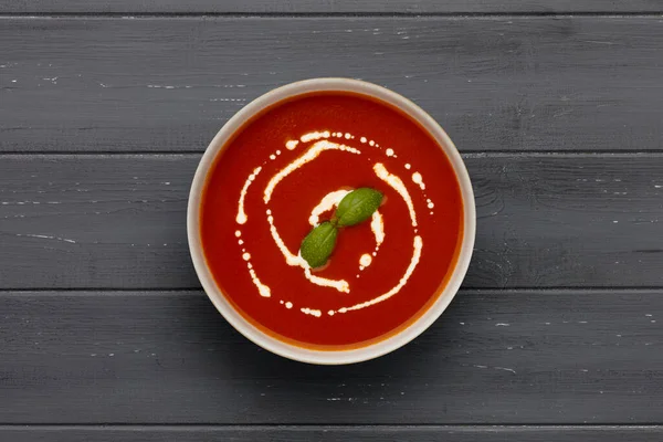 Eine Schüssel Mit Köstlicher Tomatensuppe Garniert Mit Einem Nieselregen Sahne — Stockfoto