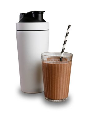 Çikolatalı milkshake, malzemeler ve kağıt kamışla karıştırıcı, gölgeli beyaz bir arka planda izole edilmiş.