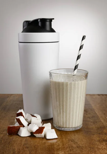 Milkshake Noix Coco Ingrédients Shaker Avec Paille Papier Sur Plan — Photo