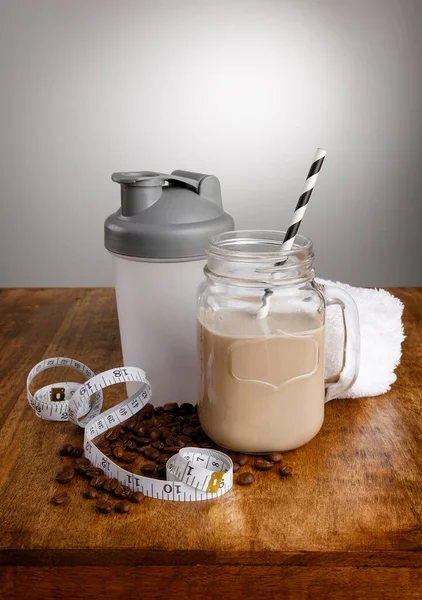 Kahve milkshake 'i, malzemeler, mezura ve tahta bir üst üste kağıt kamışla titretici.