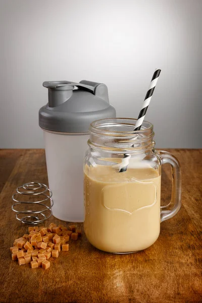 Milkshake Caramel Ingrédients Shaker Avec Paille Papier Sur Plan Travail — Photo