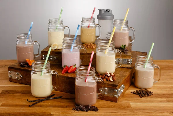 Différents Types Milkshake Coloré Dans Des Verres Mason Jar Avec — Photo