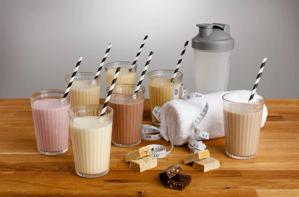 各类色彩斑斓的奶昔杯 用纸吸管和节食辅助食品制成 — 图库照片