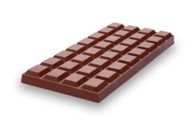 Lezzetli ve kremalı sütlü çikolatalardan oluşan bir barın perspektif görüntüsü, arka tarafta biraz bulanık, bir damla gölgesi olan beyaza izole edilmiş.