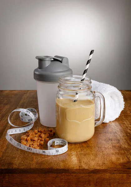 Şekerlemeli milkshake, malzemeler, havlu, mezura ve kağıt kamışlı silindir.
