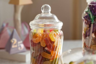 Eski moda cam şeker kavanozu. Arka planda odak kavanozu ve parti süslemeleri olmayan bir tane daha.