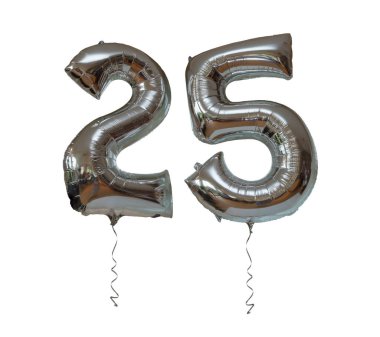 Gümüş rengi 25 numaralı parti balonları gümüş ribonlu beyaz arka planda izole edilmiş.