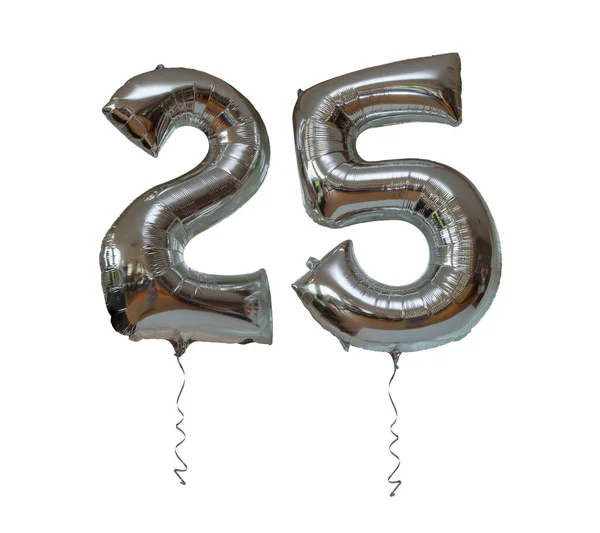 Gümüş rengi 25 numaralı parti balonları gümüş ribonlu beyaz arka planda izole edilmiş.