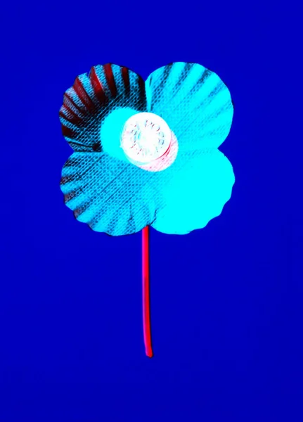 赤いケシの頭が青に見えるように 青い背景で撮影され 赤い茎を持つように プラスチック製のケシの否定的なビュー — ストック写真