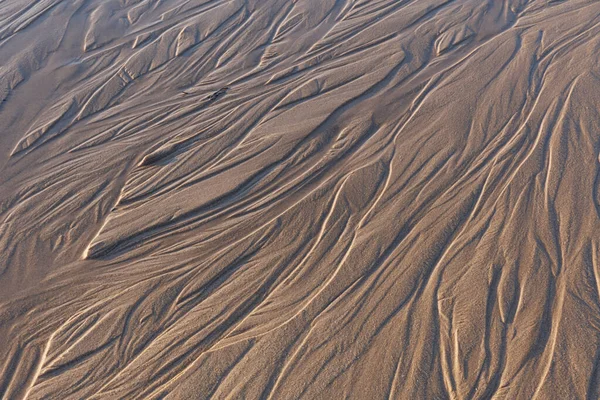 Zblízka Pohled Shlíží Dolů Vzory Mokré Písečné Pláži Ukazuje Textury — Stock fotografie