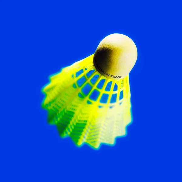 Abstract Zicht Heldergeel Badminton Shuttlecock Een Blauwe Achtergrond Met Een — Stockfoto