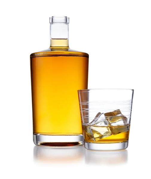 Una Bottiglia Piena Whisky Dorato Senza Etichetta Marchio Bicchiere Whisky Foto Stock