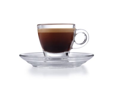 Modern cam ekspresso fincanı ve bir fincan dolusu yumuşak ekspresso kahvesi, hafif bir damla gölgesi olan beyaz üzerine izole edilmiş.
