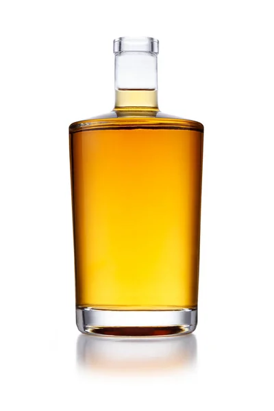 Een Volle Hoekige Fles Gouden Whisky Zonder Label Merknaam Geïsoleerd — Stockfoto