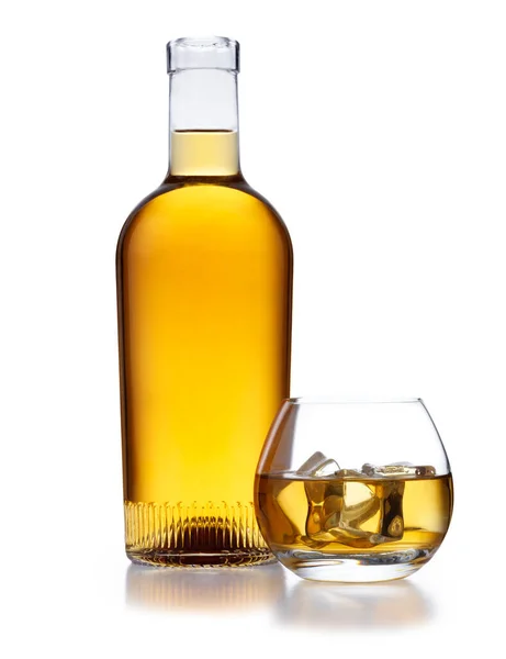 Een Volle Fles Gouden Whisky Zonder Label Branding Een Cirkelvormig — Stockfoto