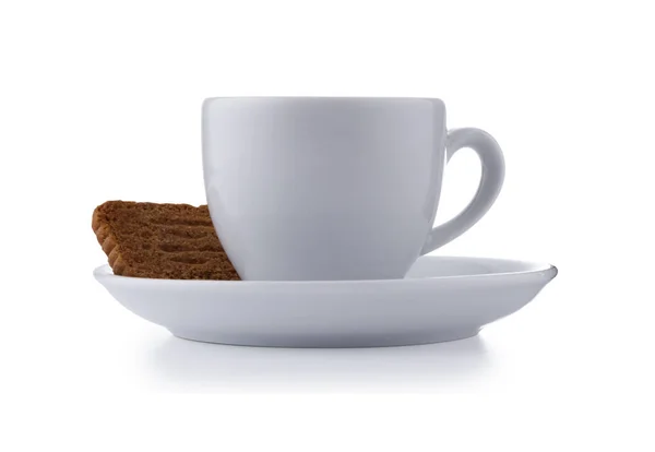白の表情豊かなカップ ソーサーには ビスケットを使用し 少しドロップシャドウで白に隔離された滑らかな表情のコーヒーがいっぱいです — ストック写真