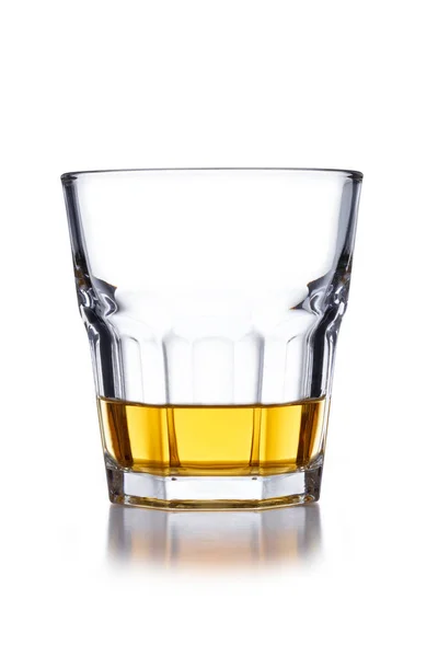 Een Geïsoleerd Robuust Glas Whisky Wit Geschoten Met Een Lichte — Stockfoto