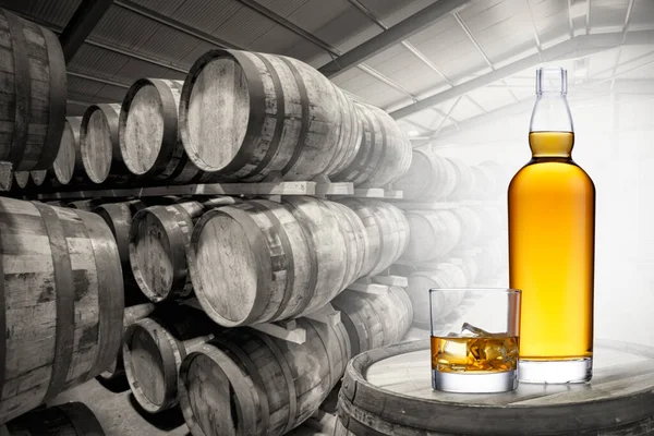 Een Fles Glas Amberkleurige Whisky Bovenop Een Oud Vat Een — Stockfoto