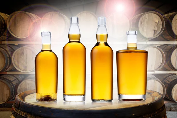 Flessen Gloeiende Amberkleurige Whisky Verschillende Vormen Bovenop Een Oud Vat — Stockfoto