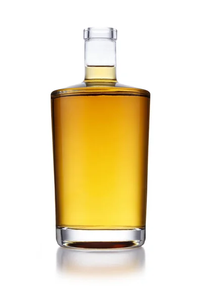 Una Bottiglia Piena Forma Angolare Whisky Dorato Senza Etichetta Marchio Foto Stock