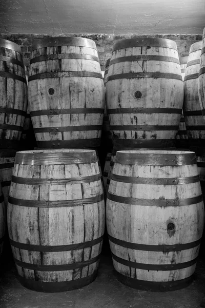 Barriles Whisky Viejos Apilados Almacén Listo Para Llenarse Alcohol Crudo —  Fotos de Stock