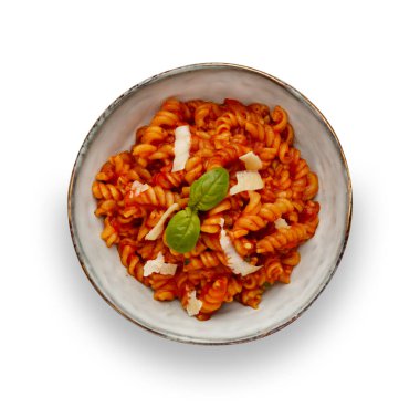 Bir kase lezzetli domatesli makarna, sade bir kasede, fesleğenle süslenmiş, bir damla gölgesiyle beyaz üzerine izole edilmiş.