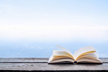 İncil, Tanrı 'ya dua etmek ve kendisini ve ailesini koruması için Tanrı' ya dua etmek amacıyla İncil 'i anlamak üzere masaya konmuştu. İncil öğrenme ve Tanrı 'ya inanç kavramı.