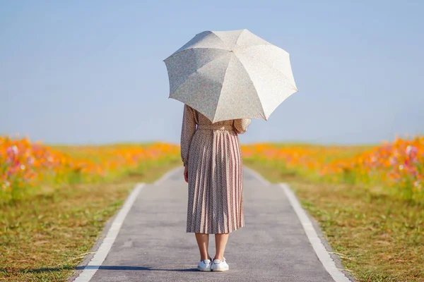 Ein Surfer Einem Vintage Kleid Mit Einem Sonnenschirm Reist Durch — Stockfoto