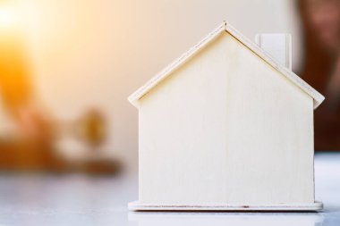 Gayrimenkul yatırımcısı, ofiste bir avukatın huzurunda satış sözleşmesi imzaladı ve kira sözleşmesini yasal olarak imzaladı..