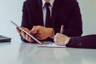 Hukuk bürosu ya da avukatlık bürosu iş operasyonlarında kullanım için hukuki danışmanlık sunar ve satın alma sözleşmeleri kiralarlar. Avukatlık bürosuyla hukuki danışmanlık kavramları