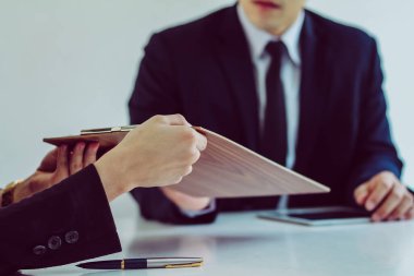 Hukuk bürosu ya da avukatlık bürosu iş faaliyetlerinde kullanım için hukuki danışmanlık sunar ve satın alma sözleşmeleri kiralarlar.