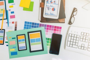 Tasarımcılar ve web sitesi tasarımcılarından oluşan bir ekip akıllı telefon sistemiyle eşleşen bir web sitesi geliştirmek için işbirliği yapıyor. Uygulama geliştirme için Ux ui sistem öğrenme kavramları