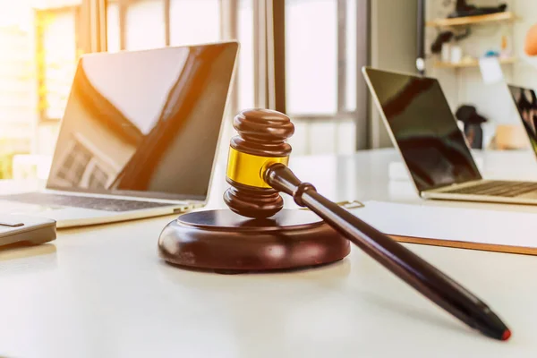 Holzgabel liegt im Notariat auf dem Tisch, Holzgabel klopft während einer Gerichtsentscheidung. Das Anwaltsteam berät und berät derzeit innerhalb der Kanzlei. — Stockbild Holzgabel Liegt Notariat Auf Dem Tisch Holzgabel Klopft Während Einer — Stockfoto