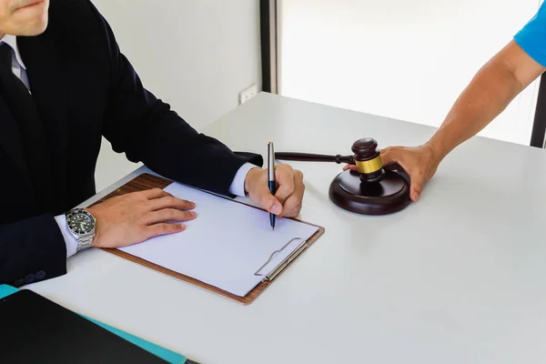 The legal office or the lawyer's office provides legal advice for use in business operations and hire purchase contracts.