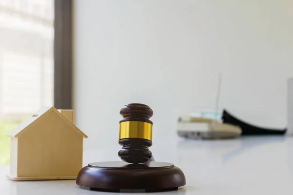 The real estate investor entered into a contract of sale with a hire-purchase contract in the presence of an attorney in the office and signed the lease agreement legally.